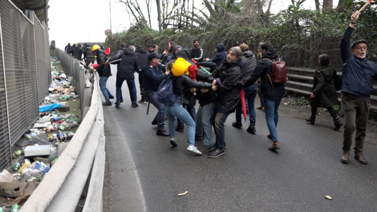 Tensione ai cancelli della Gls di Napoli, tafferugli tra lavoratori e polizia