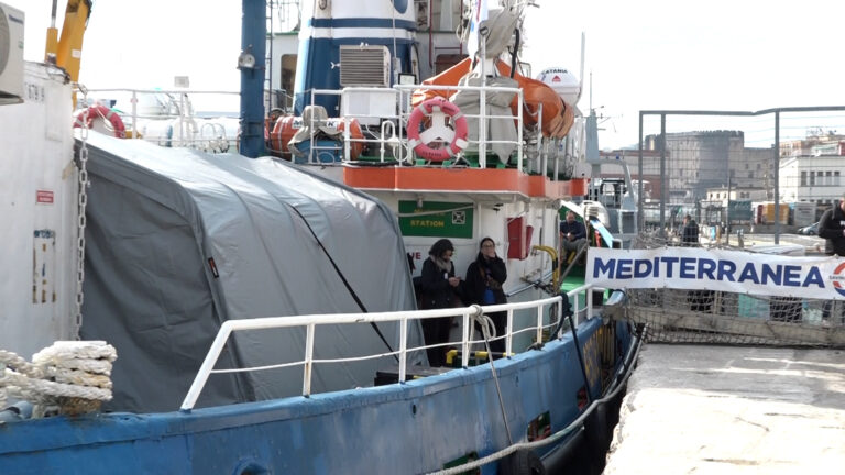 Mediterranea, la nave della Ong "spiata" attracca in porto Napoli