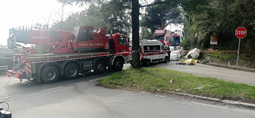 Tir perde carico ecoballe a Salerno, morto un ciclista