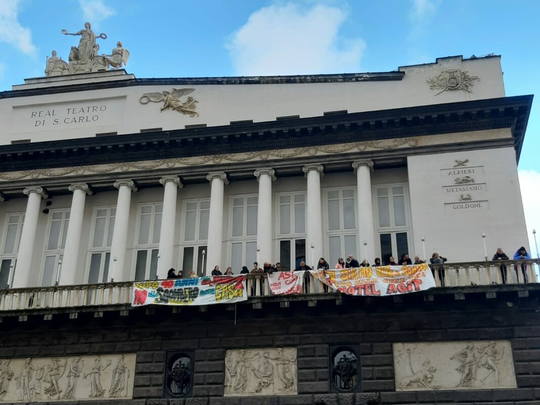 Emergenza casa, occupati i balconi del teatro San Carlo