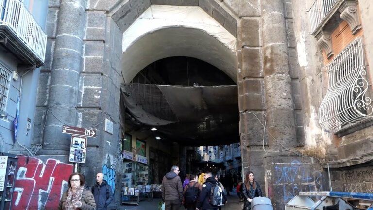 Arco di Port’Alba, dopo anni di attesa al via i lavori di ristrutturazione