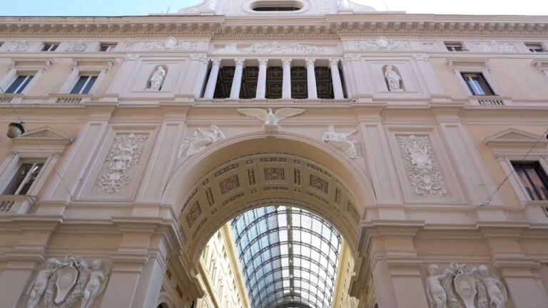 Galleria Umberto, dopo 11 anni terminano i lavori alla facciata