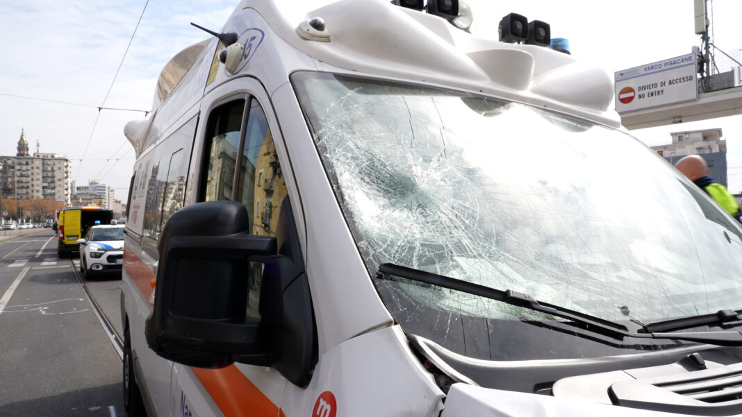 morto ciclista investito da ambulanza a Napoli