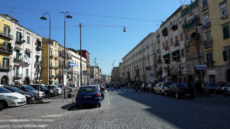 Lampioni nuovi ma mai accesi a via Carbonara, denuncia delle associazioni del centro storico