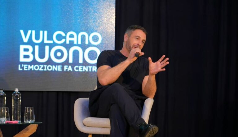 Raoul Bova, dal set di “Buongiorno mamma” al Vulcano Buono