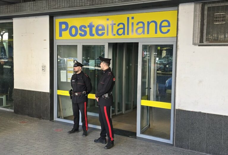 Napoli, colpo grosso nell'ufficio postale di Corso Meridionale