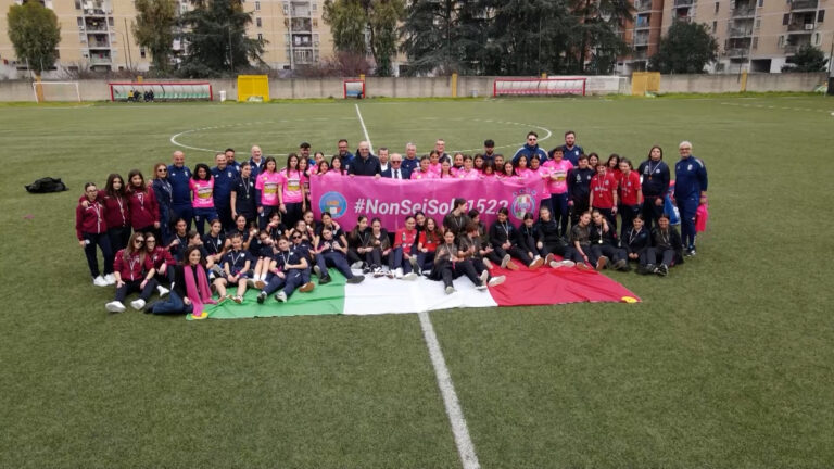 Un calcio alla violenza sulle donne, a Scampia torneo calcio femminile