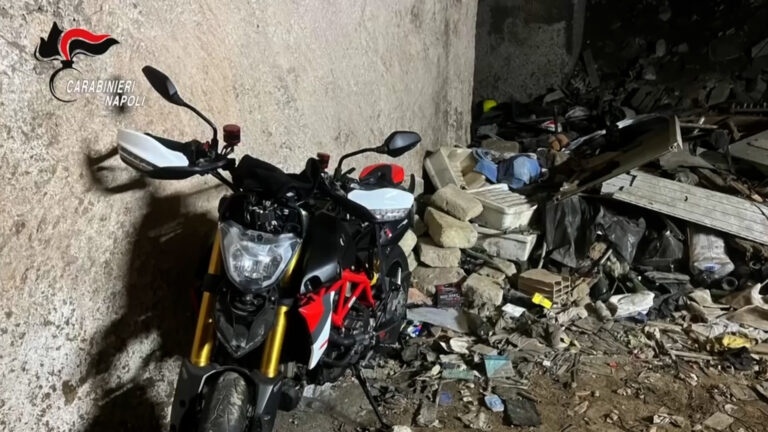 Scoperta una grotta-discarica al Rione sanità: all'interno nascoste moto rubate