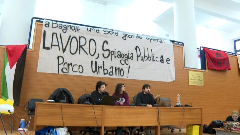 Occupata X municipalità, attivisti: "Intenzione è restare ad oltranza"