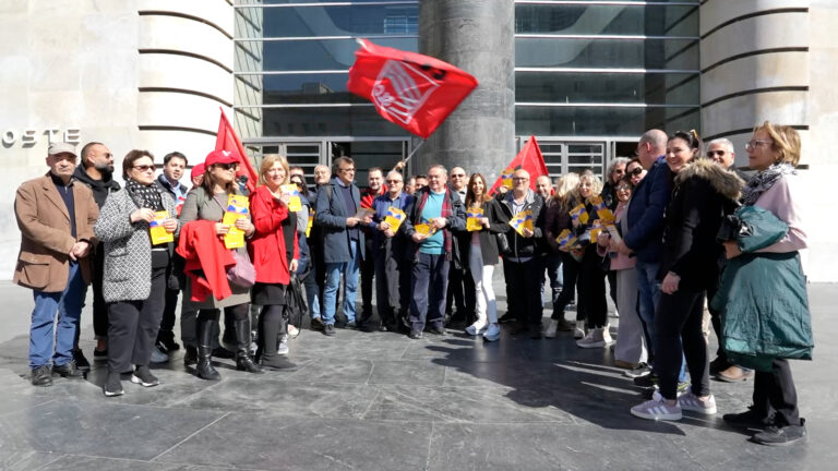 Campagna referendaria Cgil, presidio a Napoli fuori sede centrale Poste