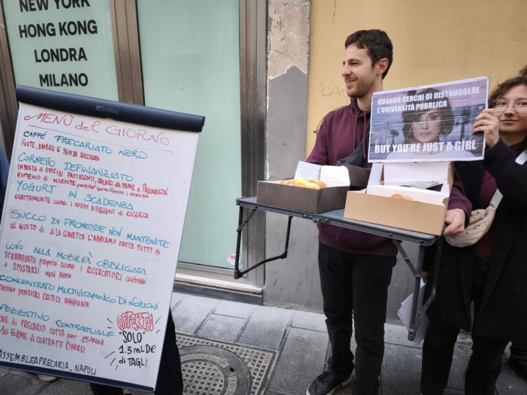 I precari della ricerca protestano e portano caffè e cornetti in piazza a Napoli