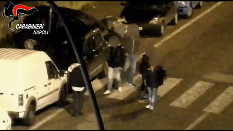Parcheggiatori abusivi a Napoli, bilancio dei carabinieri: fenomeno in aumento