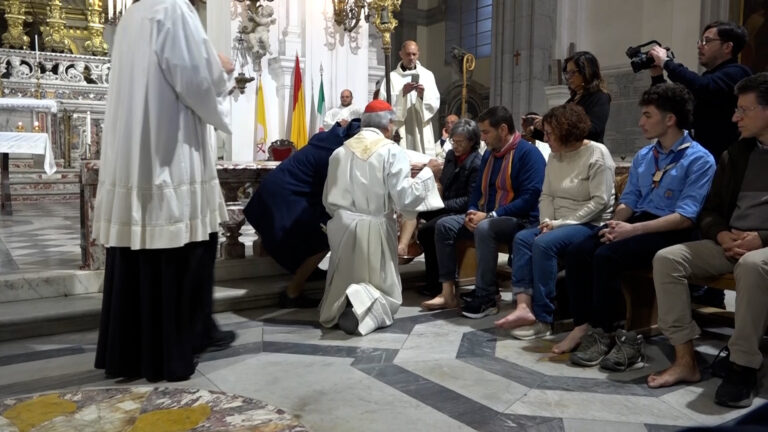 Santa Pasqua, Don Mimmo Battaglia celebra messa della lavanda dei piedi