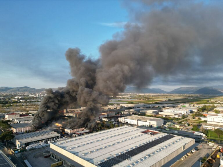 Incendio in fabbrica vernici nel Napoletano, sindaci chiudono scuole