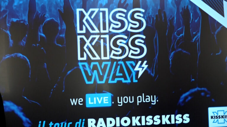Kiss Kiss Way, a Napoli la prima tappa del tour nazionale