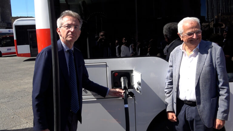 Arriva a Napoli la flotta elettrica, 253 bus in servizio entro 2026
