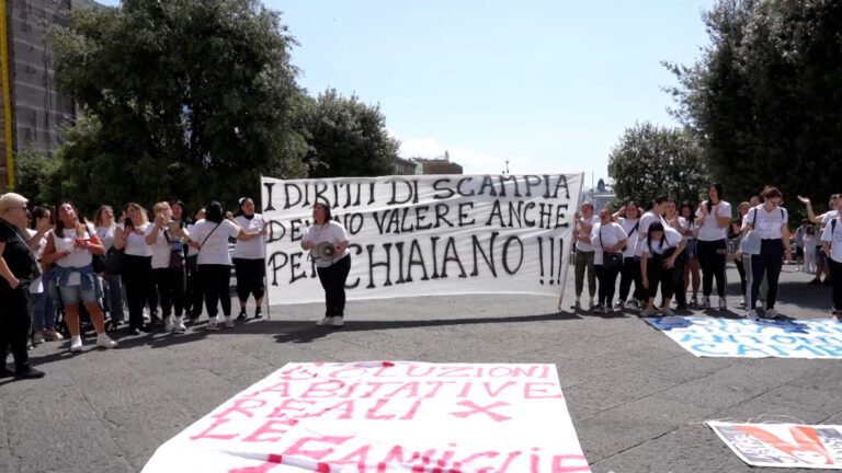 Chiaiano, protesta davanti al comune 65 famiglie rimaste senza casa