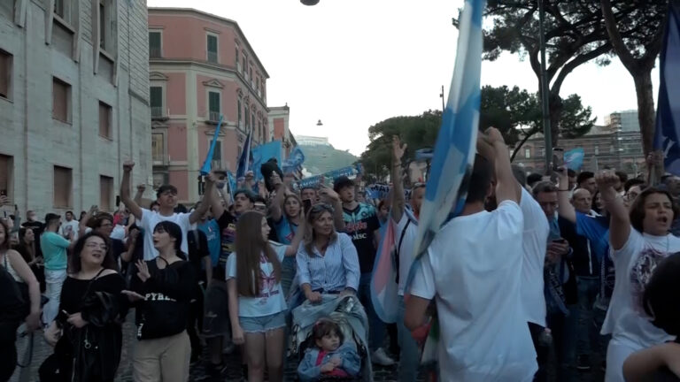 Due pullman scoperti con a bordo i giocatori del Napoli per possibile festa scudetto