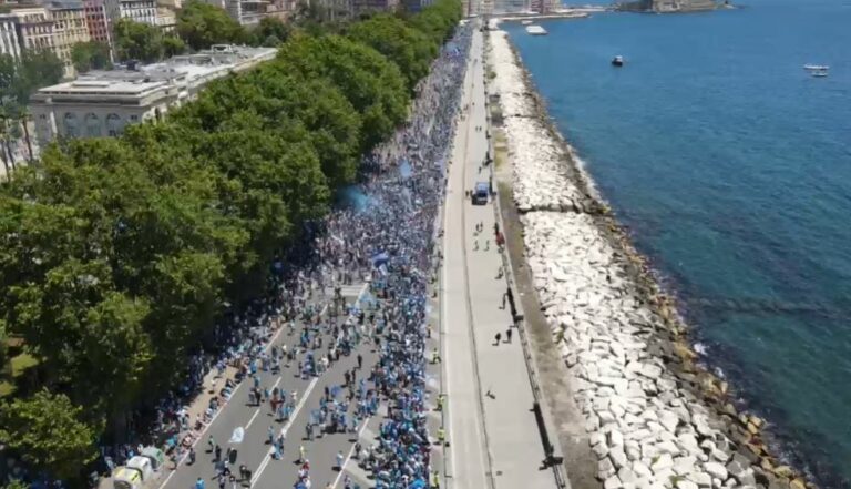 Festa Scudetto, in 150mila sul lungomare di Napoli in attesa dei bus con la squadra