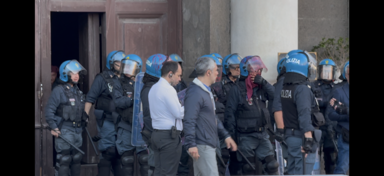 Corteo pro Palestina a Napoli, cariche e vernice contro polizia