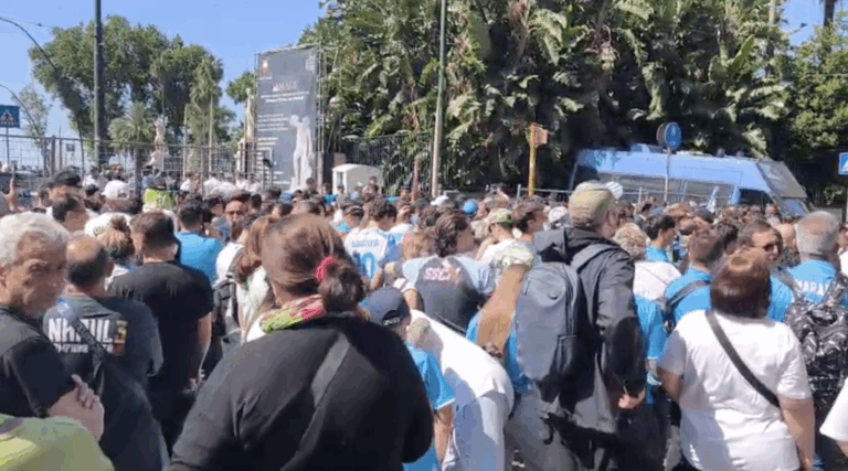 Da festa Scudetto a incubo: città in ostaggio per il bus sul lungomare