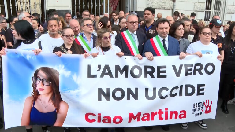 Afragola, fiaccolata per Martina 14enne uccisa dall'ex fidanzato