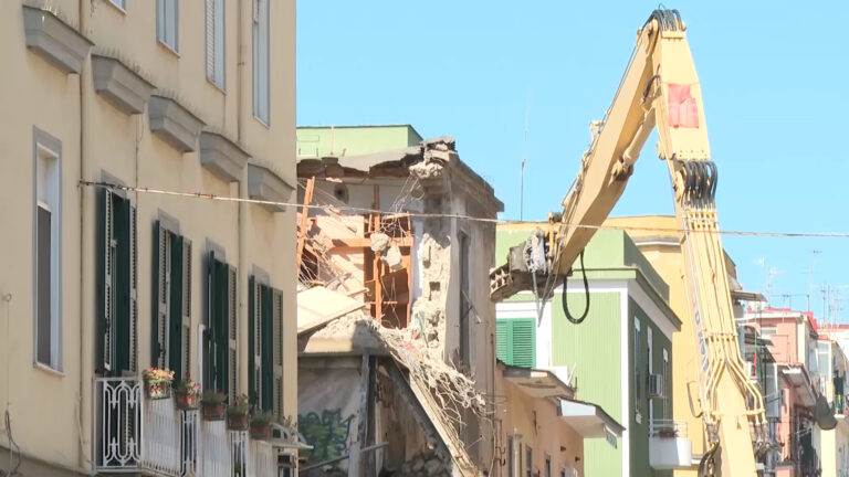 Napoli, dopo 24 anni abbattuta la palazzina inagibile di via Ilioneo