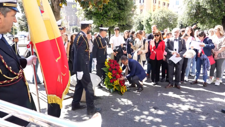 Strage di Capaci, a Napoli fiori su lapide dedicata a Giovanni Falcone