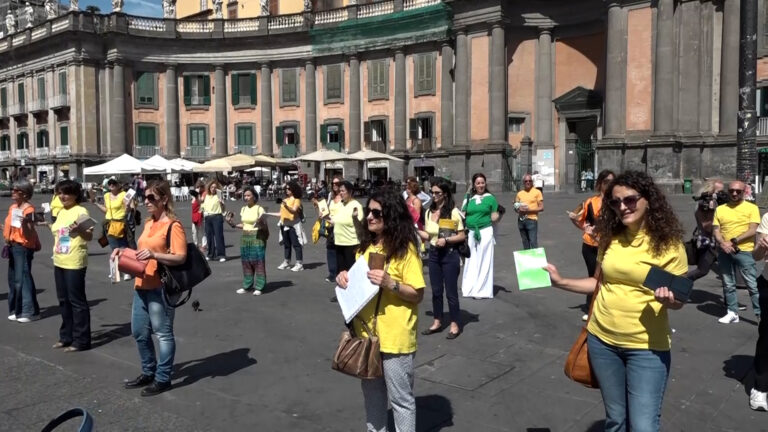 Napoli, flash mob degli insegnanti: in mano portafogli vuoti e libri