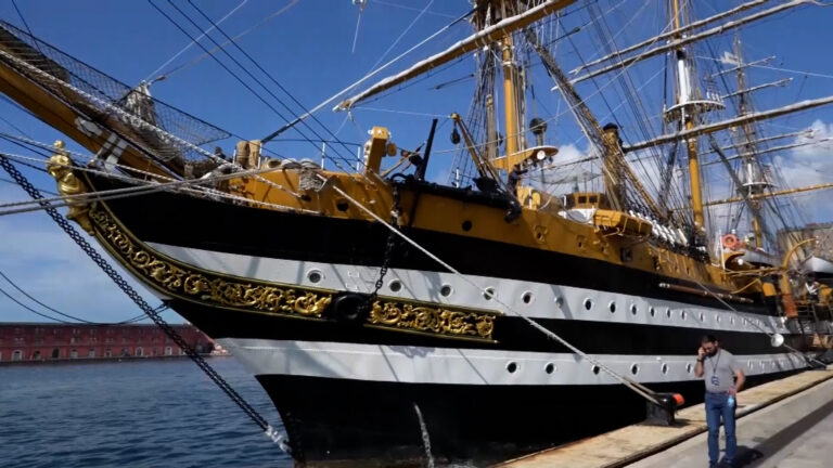 Torna a Napoli la nave Vespucci, al via la 4 giorni a Napoli