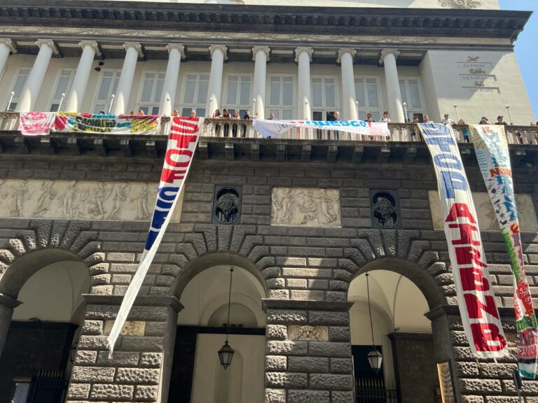 Diritto alla casa, comitati occupano teatro San Carlo