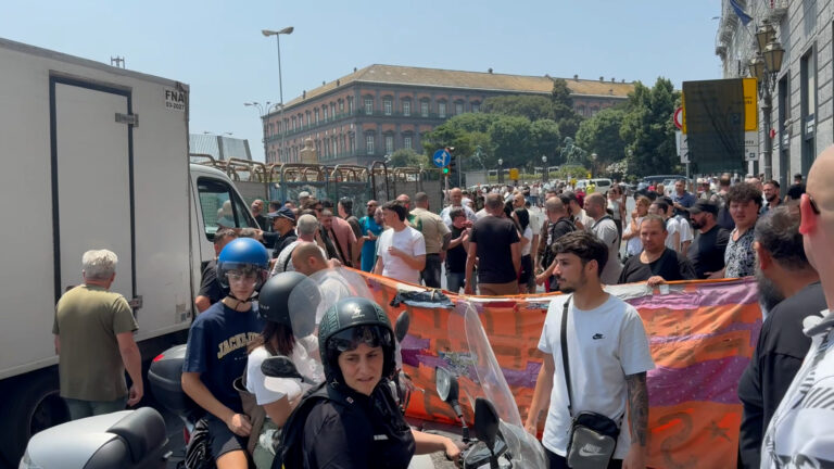 Protestano i disoccupati, blocchi stradali e caos a Napoli