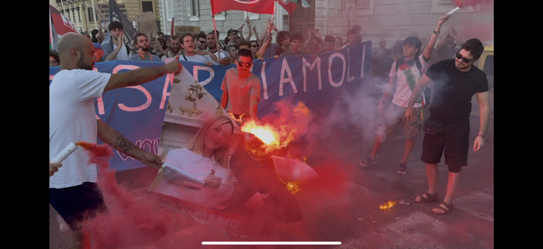 “Fuori l’Italia dalla Nato”, a Napoli pro Pal bruciano foto Trump e Meloni