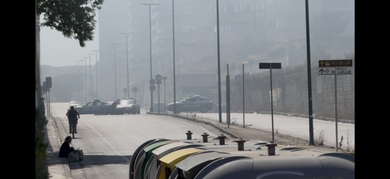 Emergenza incendi a Napoli, preoccupa rogo in zona parco San Paolo