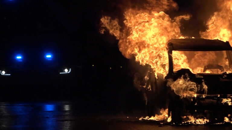 Napoli, auto in fiamme davanti al Maschio Angioino