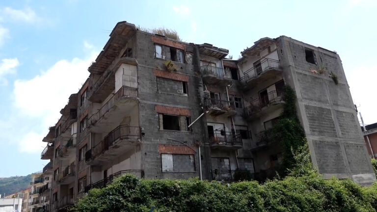 Pianura, residenti in allarme per vecchio stabile a rischio crollo