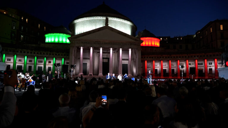 Piazza Plebiscito illuminata, parte il rilancio del luogo simbolo di Napoli