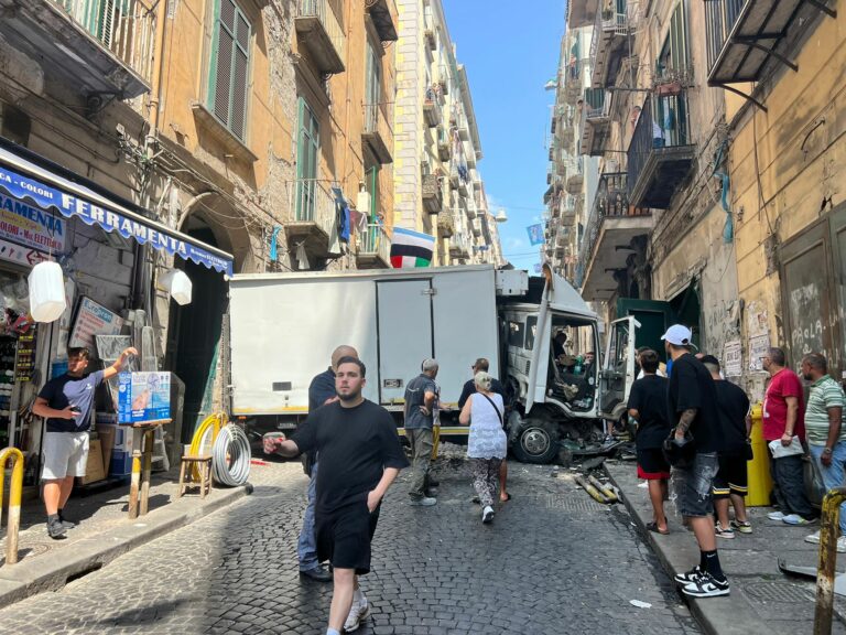 Autista perde controllo, camion finisce contro palazzo nei Quartieri Spagnoli