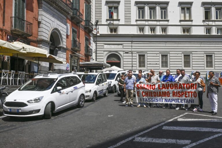 Via il posteggio taxi da p.zza del Gesù, protestano autisti