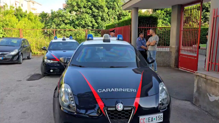 Uccidono il padre e lo mettono in una cassapanca