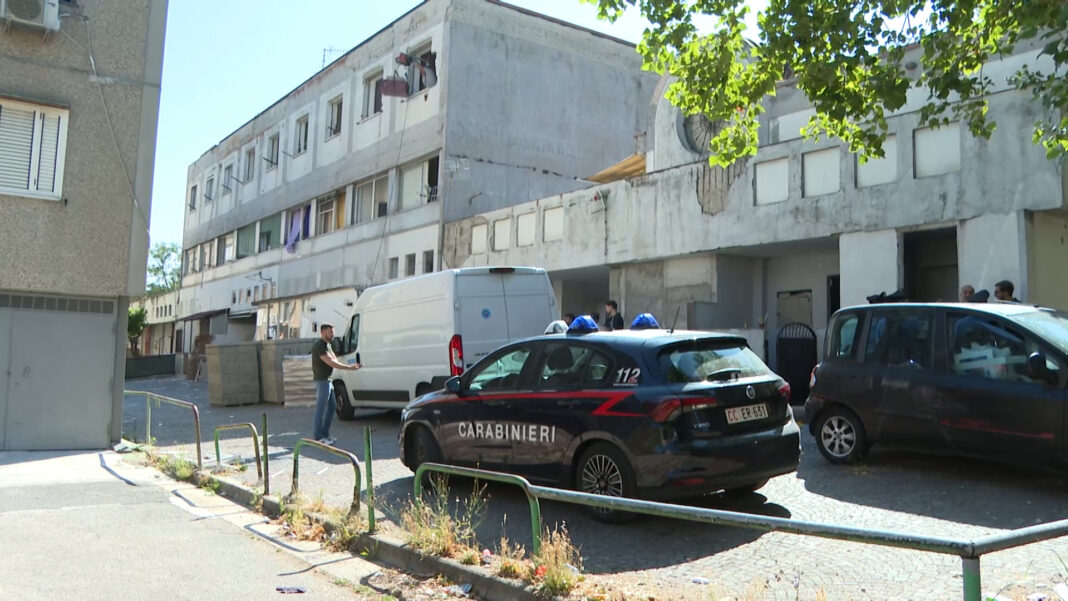 Napoli, sgomberato in quartiere Ponticelli palazzo occupato da camorra