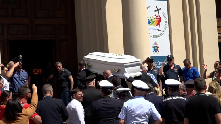 Funerali Martina Carbonaro, Battaglia: “Se amare ti fa male, non è amore”