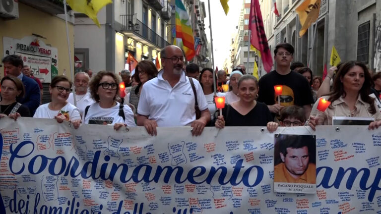A Napoli fiaccolata per le vittime innocenti, familiari chiedono verità e giustizia