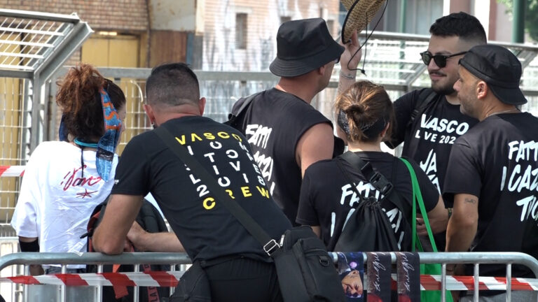 Vasco Rossi, fan in delirio all'esterno dello stadio Maradona