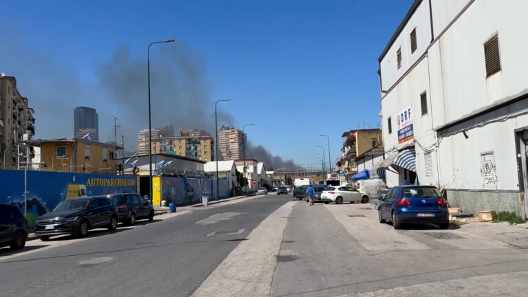 Emergenza incendi a Napoli, procura apre inchiesta