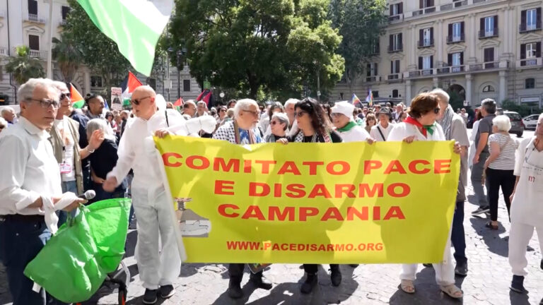 Presidio pro Palestina, al Vomero manifestanti con abiti macchiati di rosso