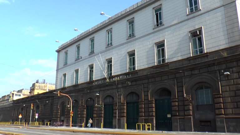Allarme carceri, a Poggioreale garante detenuti: "Sovraffollamento del 160%"