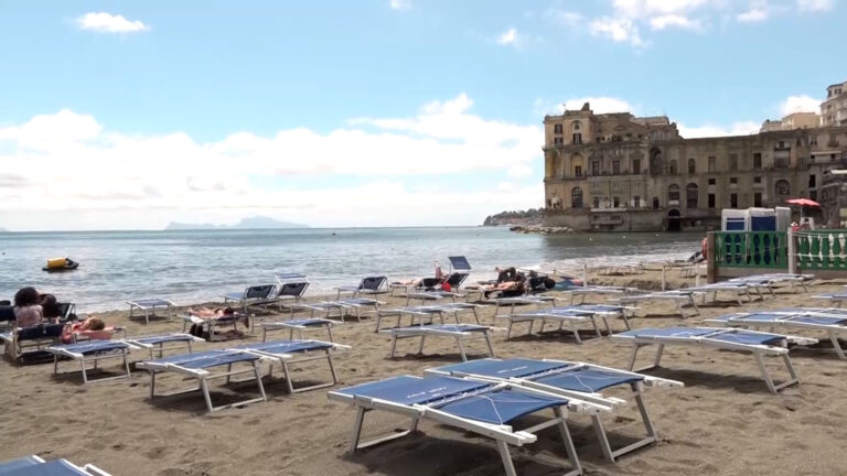 A Napoli spiagge libere a numero chiuso: Mare Libero prepara ricorso