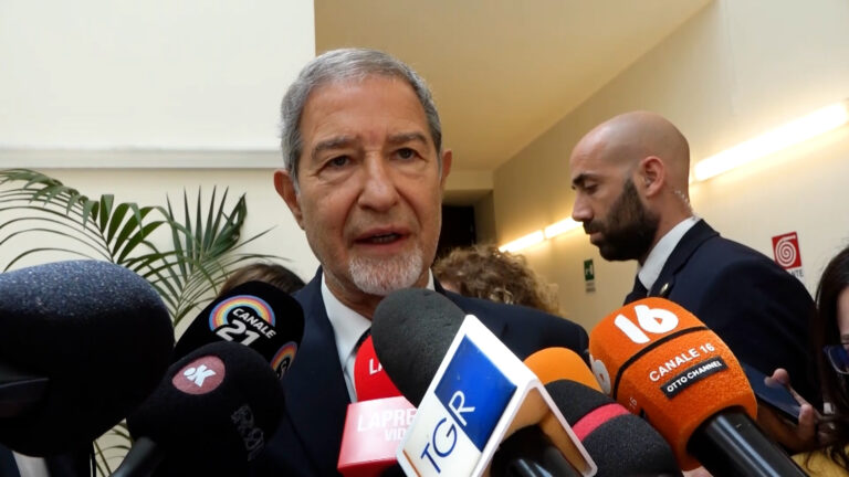 Bradisismo, a Napoli il ministro Musumeci: "Non ci stiamo risparmiando"