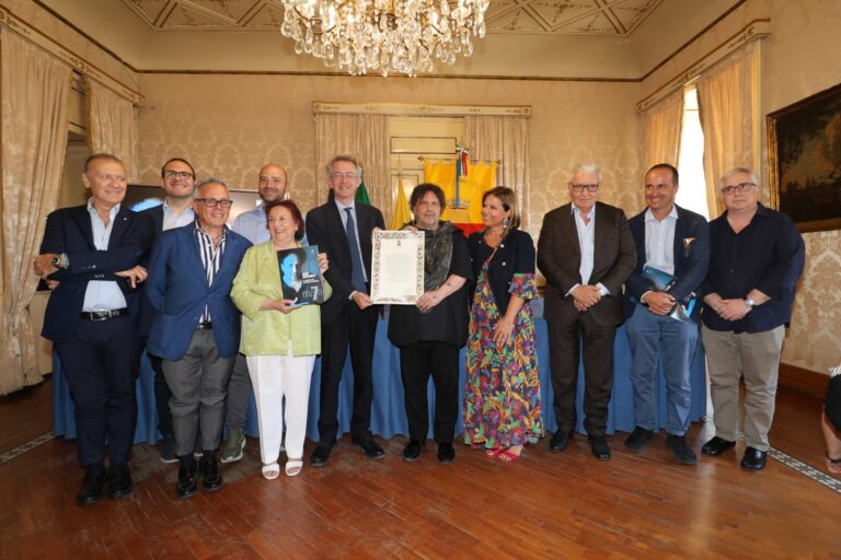 70 anni di Avitabile, pergamena e album ricordi a Palazzo San Giacomo